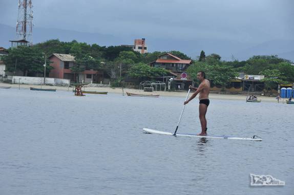 O Rodrigo se exercita no standup paddle na Guarda do Embaú, litoral sul de Santa Catarina